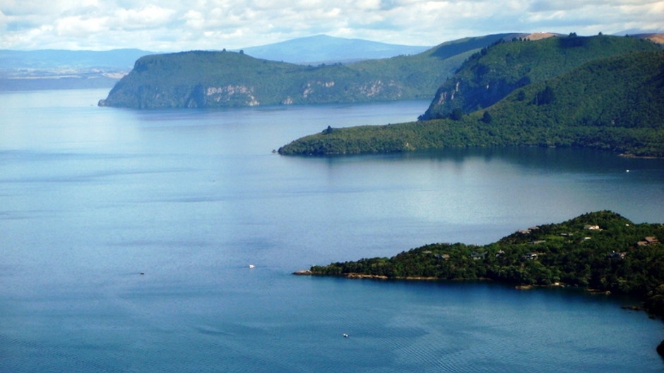 Take to the skies and experience an exhilarating scenic flight over great Lake Taupo!